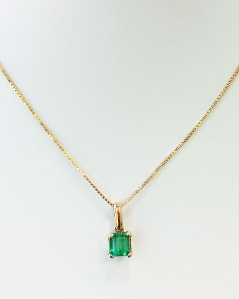 Dije Esmeralda Cuadrada en Oro 18K
